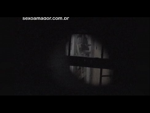 ❤️ ブロンドが空洞のレンガの後ろに隠れた近所の盗撮犯に密かにビデオ撮影される ❤❌ ポルノ ❌️❤